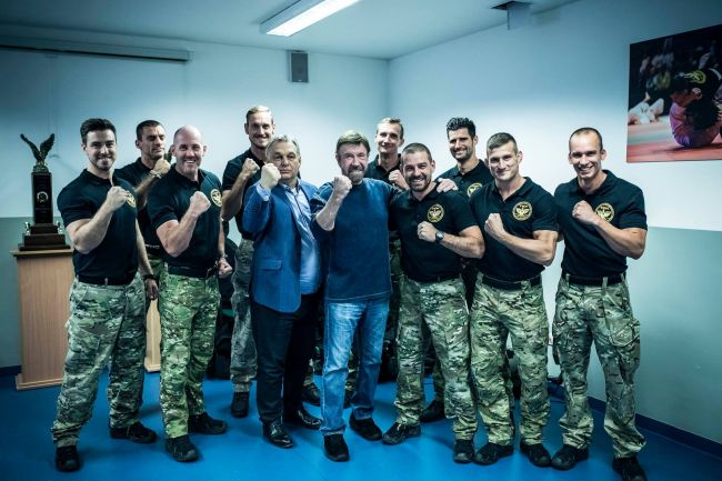 Video: Chuck Norris prišiel do Budapešti na charitatívnu akciu, Orbán mu ukázal komando