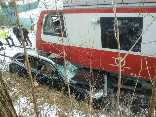 Na železničnom priecestí sa zrazil vlak s osobným motorovým vozidlom