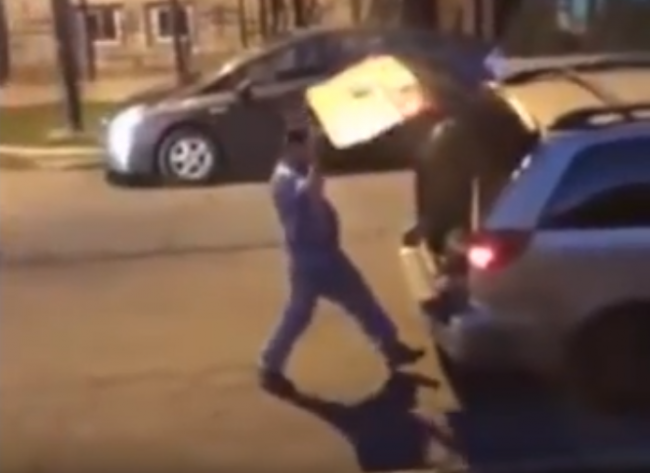 Video: Agresívny muž rozbil vodičovi okno. Ten si naňho zobral neobvyklú zbraň
