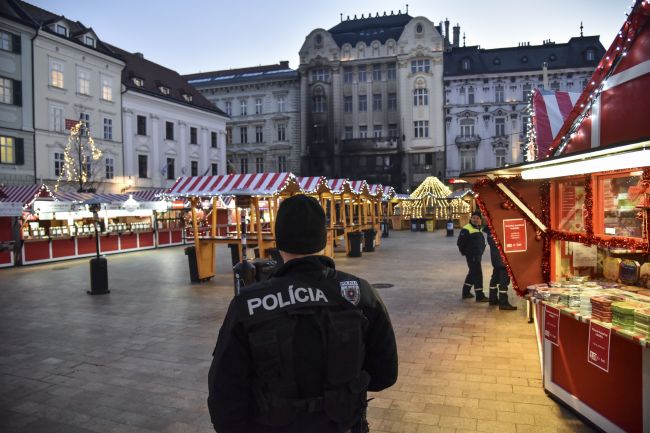 Hlavné námestie v Bratislave evakuujú, vianočné trhy zachvátil požiar