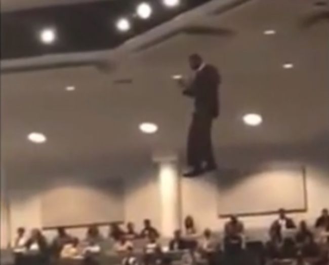 Video: Pastor sa počas omše vzniesol nad obecenstvo
