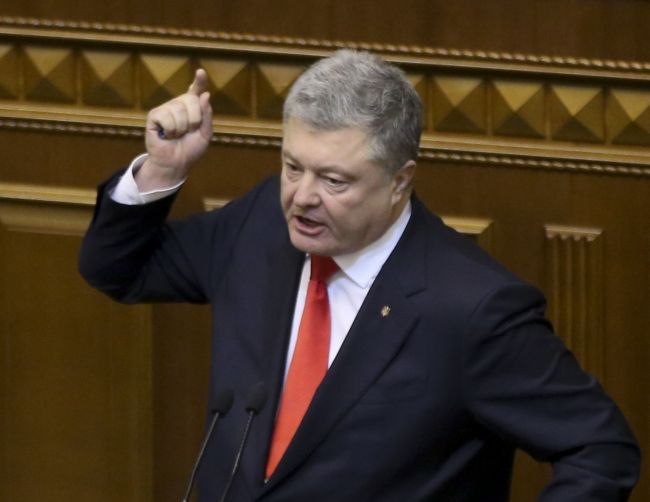 Porošenko vyzval NATO vyslať ku Krymu lode, Kremeľ to označil za provokáciu