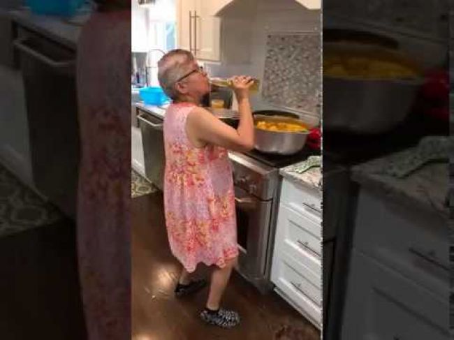 Video: Babka varila obed, keď jej pustili reggaeton. Takéto číslo by ste nečakali