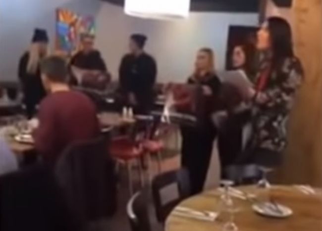 Video: Vegánski aktivisti vtrhli do steakhouseu a púšťali zákazníkom záznam z bitúnka