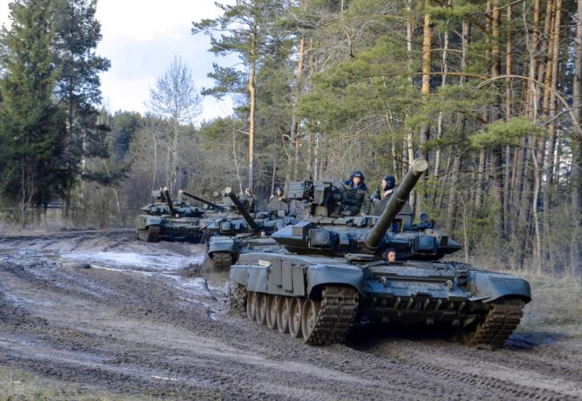 Video: Na hraniciach s Ukrajinou sa hromadia ruské tanky, tvrdí Porošenko