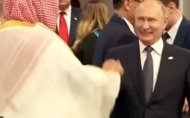 Video: Putin a saudskoarabský princ sa na summite G20 veselo privítali