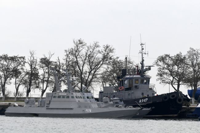 Zajatých ukrajinských námorníkov obvinili z narušenia štátnej hranice