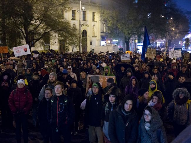 Stovky ľudí v Bratislave vyjadrili podporu a solidaritu aktivistom Greenpeace