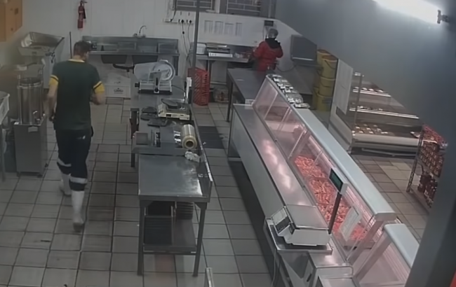 Video: Pracovníci v supermarkete skákali od strachu na pulty. Takýchto zákazníkov nečakali