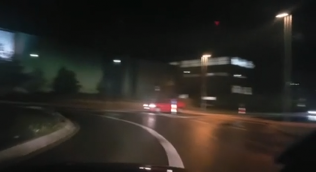 Video: Vodiča na kruhovom objazde oblial pot. Tento kúsok nemal robiť