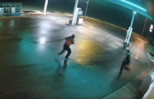 Polícia zverejnila nové video z pumpy, na ktorej zavraždili predavačku