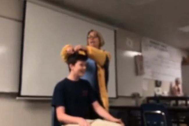 Video:Učiteľka sa celkom zbláznila. Do triedy nabehla s nožnicami a všetkým strihala vlasy