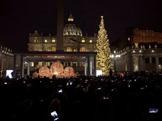 VIDEO: Na Námestí sv. Petra odhalili vianočný strom a betlehem z piesku