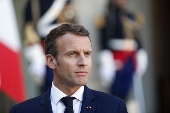 Po silnejúcich protestoch vystúpi Macron s prejavom k občanom