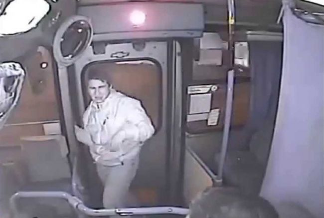 Video: Muž chcel v autobuse ukradnúť kabelku. Vodič mu to však pekne spočítal