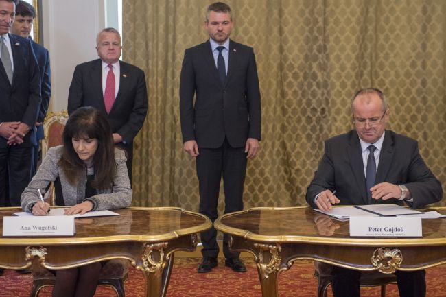 Slovensko podpísalo kontrakty na nákup stíhačiek F-16 