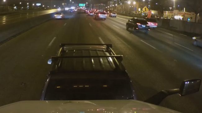 Video: Čo sa stane, keď na diaľnici náhle zabrzdí auto?