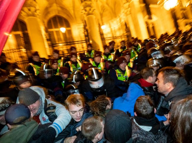 Polícia demonštrantov z Kossuthovho námestia po polnoci vytlačila