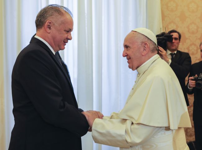 Andrej Kiska bol u pápeža, odovzdal mu vianočné gule zo Slovenska