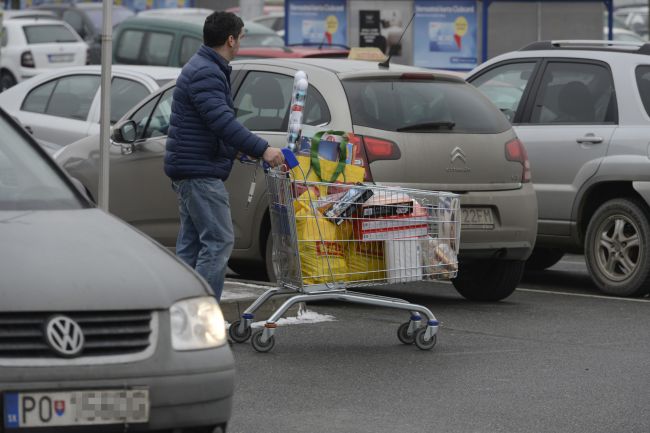 Vianočné nákupy vyjdú viac ako vlani, SR má najdrahšie potraviny v rámci V4