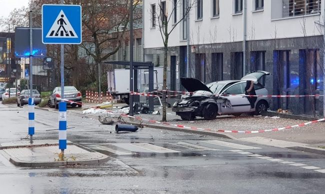 Video: Auto vrazilo do ľudí na zastávke - jeden mŕtvy, deväť zranených