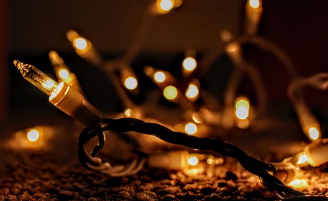 Hasiči odpovedajú: Môžete nechať zapnuté svetielka na stromčeku, keď nie ste doma?