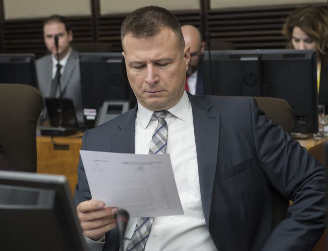 Väznice sú preplnené, pomôcť by podľa Gála mohli aj elektronické náramky