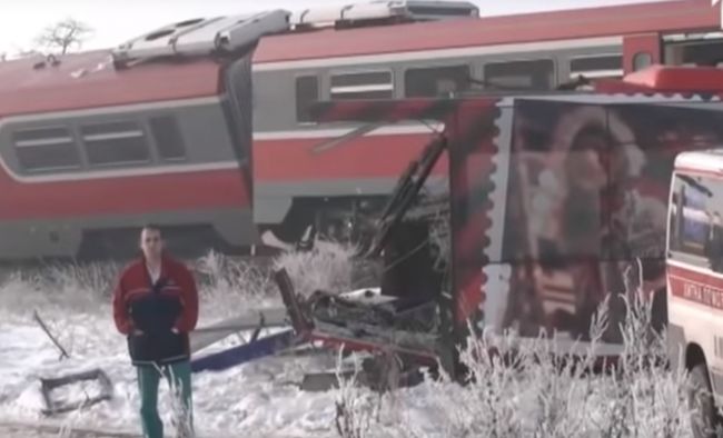 Vlak vrazil do autobusu; zahynuli traja ľudia