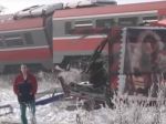 Vlak vrazil do autobusu; zahynuli traja ľudia