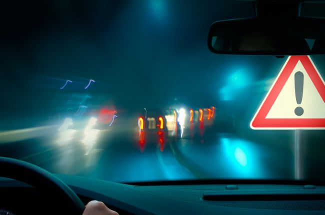 Cestári upozorňujú na zníženú dohľadnosť vo viacerých lokalitách