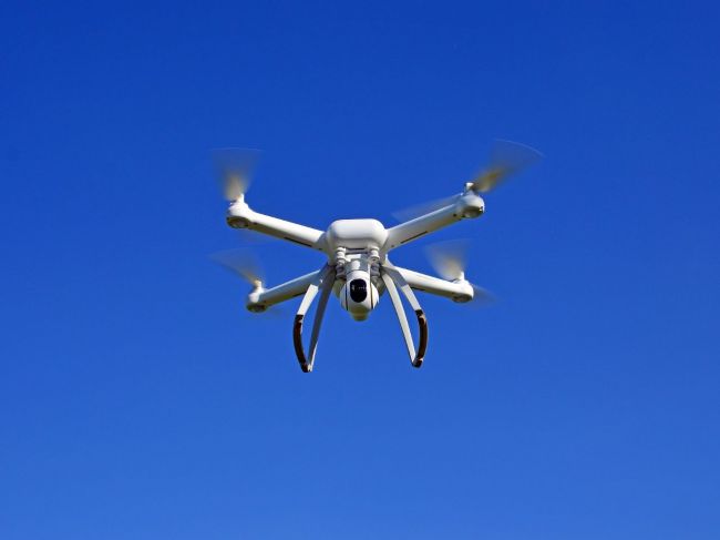 Britská polícia po narušení prevádzky letiska Gatwick dronmi zatkla 2 osoby