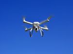 Britská polícia po narušení prevádzky letiska Gatwick dronmi zatkla 2 osoby