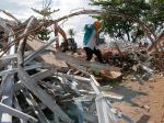 Počet obetí vĺn cunami sa zvýšil na 373, ranených je 1459 ľudí