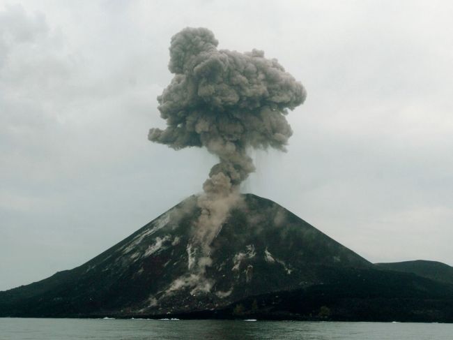 Anak Krakatau má po erupcii už len 1/4 svojej pôvodnej hmotnosti a 1/3 výšky