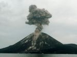 Anak Krakatau má po erupcii už len 1/4 svojej pôvodnej hmotnosti a 1/3 výšky