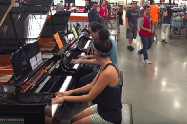 Video: Predavač si zahral so zákazníčkou na klavíri. Ich duet ovládol internet