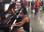 Video: Predavač si zahral so zákazníčkou na klavíri. Ich duet ovládol internet