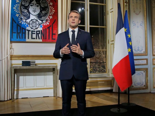 Macron vyzval v novoročnom príhovore Francúzov, aby sa zomkli