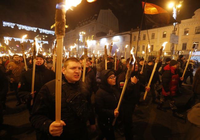 Ukrajinskí nacionalisti si fakľovými pochodmi pripomenuli Banderovo výročie