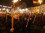 Ukrajinskí nacionalisti si fakľovými pochodmi pripomenuli Banderovo výročie