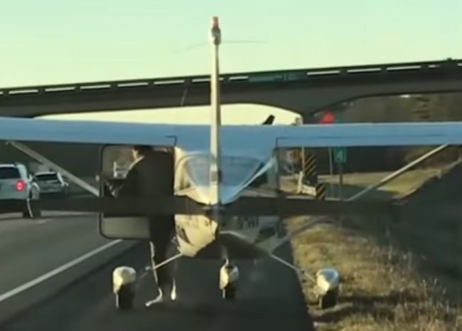 Video: Lietadlo muselo núdzovo pristáť uprostred rušnej diaľnice. Pilota zradili potreby