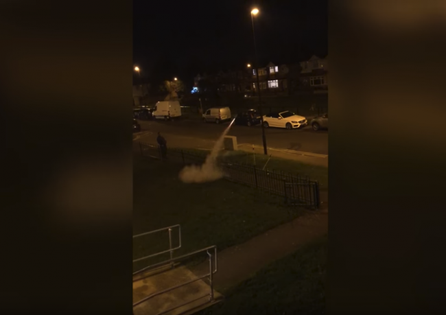 Video: Sused odpálil raketu a spôsobil ňou hotovú katastrofu