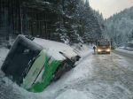 Pred Donovalmi došlo k vážnej nehode autobusu