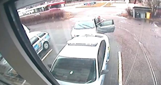 Video: Muž narazil do policajného auta, potom vytiahol nôž