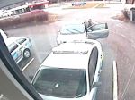 Video: Muž narazil do policajného auta, potom vytiahol nôž