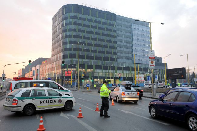 Pre údajnú bombu polícia prehľadáva obchodné centrum na východe Slovenska