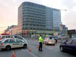 Pre údajnú bombu polícia prehľadáva obchodné centrum na východe Slovenska