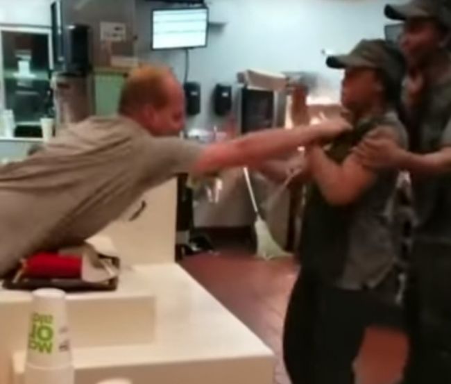 Video: Zákazník zaútočil na predavačku kvôli slamke. To ešte nevedel, čo sa v nej skrýva