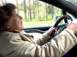 VIDEO: Babička si sadla za volant elektromobilu Tesla Model X! Takáto bola jej reakcia