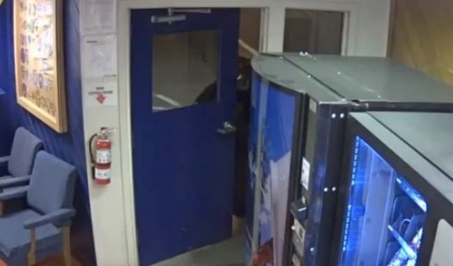 Video: Na policajnú stanicu prišiel nečakaný “oznamovateľ”